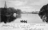 Järnvägsbron i Eskilstuna.
Enligt datum på vykortet, före 1903-06-06.
Vattnet som syns på bilden är Eskilstunaån.