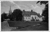 Kyrka och varmbadhus i Falkenberg.
Badhuset uppfördes 1914-1915.
Huset var en gåva från Falkenbergs Sparbank till Falkenbergs  stad.
Tidigare fanns ett kommunalt varmbadhus och en bastubyggnad.
Dessa byggdes om till fiskhall 1917 och sedan revs 1939