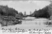 Järnvägsbron vid Butbro Såg. 
Sågverket byggdes 1904.
Bron byggdes 1905.
Ungefär 3 km öster om Finspång.
Vid järnvägsspåret mellan Hjortkvarn och Finspång.
Smalspår 891mm
