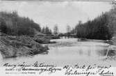 Järnvägsbron vid Butbro Såg. 
Sågverket byggdes 1904.
Bron byggdes 1905.
Ungefär 3 km öster om Finspång.
Vid järnvägsspåret mellan Hjortkvarn och Finspång.
Smalspår 891mm