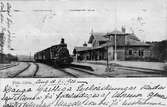 Järnvägsstation i Floda.
Den nya järnvägsstationen i sten (tegel) byggdes kring 1906.
Vid järnvägsspåret mellan Herrljunga och Lerum