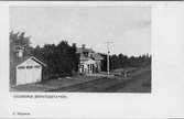 Järnvägsstationen i Gräsberg. Vid järnvägsspåret mellan Ludvika och Falun
Tidpunkten för denna bild bör vara före 1944 då spåret blev elektrifierat