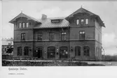 Järnvägsstationen i Hasslarp. Vid järnvägsspåret mellan Åstorp och Mölle.
Järnvägsstationen byggdes 1898, därför måste bilden vara från ett senare datum