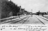 Järnvägsstationen i Herrljunga. Vid järnvägsspåret mellan Herrljunga och
Lerum. Stationshuset blev ombyggd 1863. Bilden bör vara kring sekelskiftet
1899-1900.