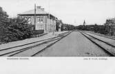 Järnvägsstationen i Huddinge. Vid järnvägsspåret mellan Stockholm C och
Sommen. Stationshuset anlagd 1859, öppnad 1860 och renoverad 1945. Järnvägen vid Huddinge  fick eldrift 1926