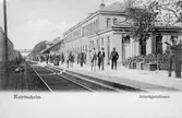 Järnvägsstation i Katrineholm. Västra stambanan vid Katrineholm öppnades
för trafik 1862. Vid järnvägsspåret mellan Gnesta och Hallsberg.
Eldrift på denna bandel kom 30.04.1926. Första byggnaden i bilden är Järnvägshotellet som uppfördes 1878 efter att den ursprungliga träbyggnaden brunnit ner.