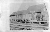 Provisorisk station. Järnvägsstation i Kiruna. Stationshuset blev färdigt 1900. Nytt stationshus i tegel  blev färdigbyggt 1915, efter en brand. Vid järnvägsspåret mellan Gällivare och Kiruna