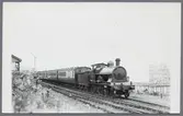 Ånglok med personvagn.