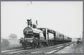 Ånglok nummer 872 med personvagn.