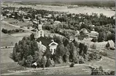 Flygbild över Hamrånge kyrka och Bergby station.
