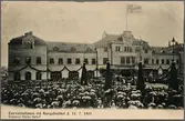 Folksamling utanför stationen i Gävle vid kungabesöket 1905.