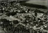 Flygbild över Hultsfred med stationsområdet i överkant vid sjön.