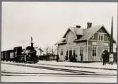 Västergötland - Göteborgs Järnväg, VGJ lok 27 med tåg står berett att avgå från Stora Mellby station.