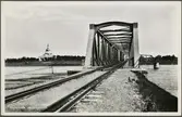 Järnvägsbron över Torneälven mellan Haparanda och Torneå med Alitornio kyrka i bakgrunden.