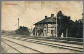 Järnvägsstationen i Holmsveden med resande.