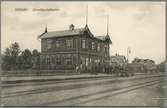 Högsby station med resande runt sekelskiftet.