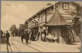 Folksamling vid stationen i Järpen.