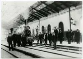 Personal uppställda i banhallen på Kristianstads Järnvägsstation. Loket är Kristianstad - Hässleholms Järnvägar, CHJ lok 3 