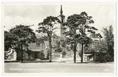 Järnvägsstationen och kyrkan i Nynäshamn.