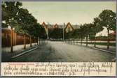 Foto från Varberg med stationshus i bakgrunden.