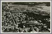 Flygfoto med vy över Västerås med industriområde i bakgrunden.