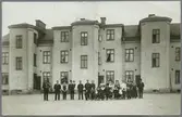 Järnvägspersonal med fruar och barn på vykort stämplat Oxelösund 1914-05-28.