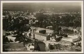Flygfoto över Gislaved gummifabrik och stad.