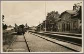 Stationen vid Trekanten. Kalmar Järnväg, KJ godsvagn 6712.