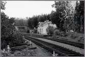 Almvik station, normalspår samt provisoriskt lastspår för lastning av räler.