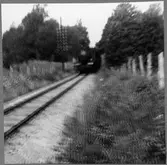 Persontåg n:r 1 passerar Falkhagen på linjen Gamleby-Almvik .