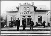 Överum station foto från år 1920, med personal.