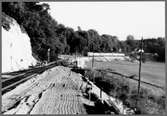 Första persontåg på normalspår, från Linköping anländer till Överums station. Ombyggnaden av den smalspåriga järnvägen mellan Åtvidaberg och Västervik  till normalspår blev klar 1964.