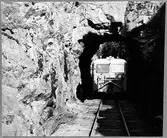 Motortralla, MTR 53p 381, vid Storsjö på linjen mellan Åtvidaberg och Västervik. Tunneln under rivning för breddning av banan till normalspår.