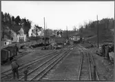 Ombyggnad av Storsjö bangård till normalspår. Gruståg som dras av Statens Järnvägar, SJ Z65 526 på väg in.