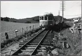 Rälsbuss passerar slutpunkten för treskenspår 1963 på linjen mellan Falerum och Nelhammar.