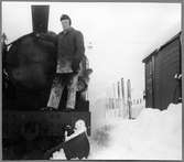 Snöröjning vid Västervik station. Statens Järnvägar, SJ L18p 3148. SJ G 30005.