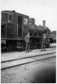 Lokförare Bergendal med eldare H. Andesson.
Norsholm - Västervik - Hultsfreds Järnvägar, NVHJ lok 30.