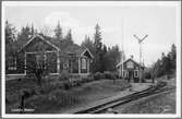 Ljusfors station med ankommande tåg. Stationen togs i bruk 1885.