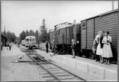 Tågmöte vid Totebo station. Persontåg 1541. Lokalgodståg 7794 med Statens Järnvägar, SJ Tp och SJ G 300759.