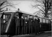 Statens Järnvägar, SJ Y01p 722 motorvagn. Från vänster motorvagnsförare Tylander, stationskarl Ekelid, motorvagnsförare Edström, Svensson och Andersson.
