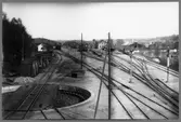 Vändskiva med två spårvidder på bangården i Åtvidaberg. Fotot taget från lokstallets vattentorn.