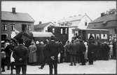 Lok och vagn med vanliga hjul, på Stora Torget i Västervik i samband med Hantverksmässan 1926. Dessa fordon var byggda till minne av den tilltänkta banan Västervik-Kinna Järnvag (VKJ).