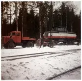 Åmmebergs Järnväg, ÅJ Z65 7 transporteras på trailer till Zinkgrufvan. Här i Lerbäck.