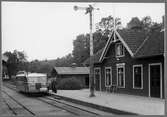 En Halmstad - Bolmens Järnväg rälsbuss vid Ryaberg station.