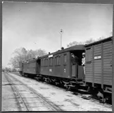 Personvagnar och resegodsvagn tillhörande Köping - Uttersbergs Järnväg, KUJ.