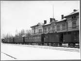 Bergslagernas Järnvägar, BJ lok 1 med tåg vid Filipstad Västra station.