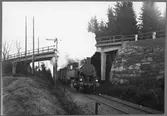 Persontåg vid Hindås viadukt. Göteborg - Borås Järnvägar, GBJ S 22. Loket tillverkades 1918 av Falun.