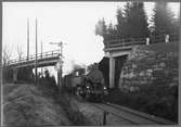 Persontåg vid Hindås viadukt. Göteborg - Borås Järnvägar, GBJ S 22. Loket tillverkades 1918 av Falun.