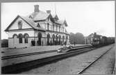 Enköping - Heby - Runhällens Järnvägar, EHRJ lok 1 vid Hallstahammars station.