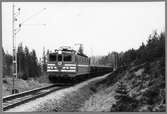 Malmtåg vid Rällssjö på linjen mellan Rällså och Vasselhyttan. Tfv Grängesberg - Oxelösunds Järnvägar, TGOJ Ma 402. Loket tillverkades 1954 av ASEA och Falun.